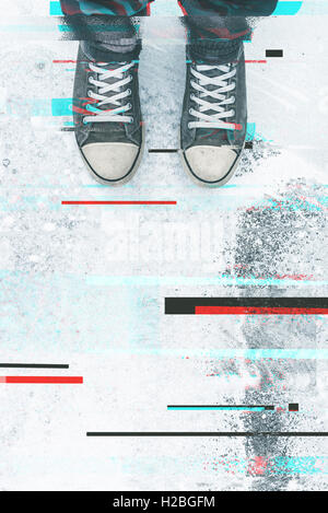 Sneaker auf Asphalt mit digitalen Glitch Wirkung, jungen Erwachsenen Mann auf Betonboden Stockfoto