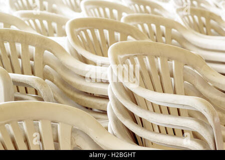 Kunststoff-Stühle im Freien, selektiven Fokus Detail gestapelt Stockfoto