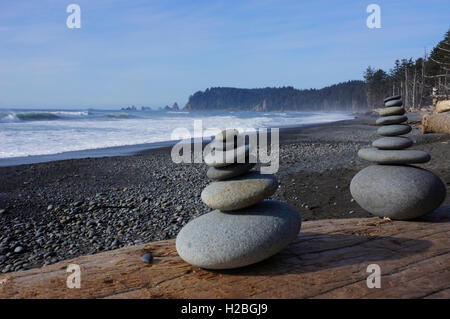 Rock-Cairns gestapelt entlang Rialto Beach im Olympic National Park in der Nähe von Lake Crescent, Washington. Stockfoto