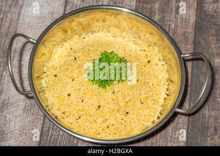 Aromatische Basmati-Reis gewürzt mit Kreuzkümmel, Kardamom, Fenchelsamen, Nelken und Safran Stockfoto