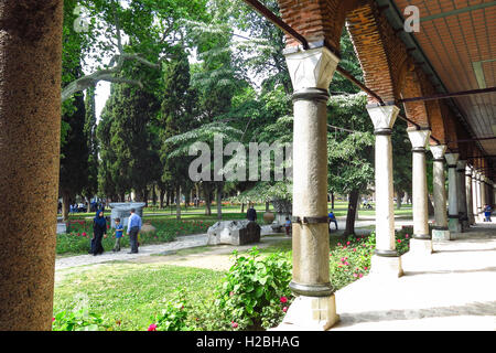 ISTANBUL, Türkei - 20. Mai 2016: die Menschen gehen im Park im Topkapi Palast in Istanbul, Türkei. Der Topkapi-Palast war transforme Stockfoto