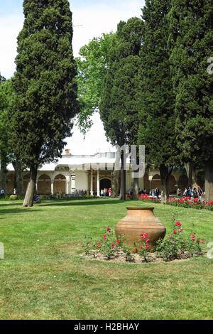 ISTANBUL, Türkei - 20. Mai 2016: die Menschen gehen im Park im Topkapi Palast in Istanbul, Türkei. Der Topkapi-Palast war transforme Stockfoto