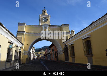 Nuestra Señora De La Merced, Santa Catalina Arch, Calle del Arco, Antigua, Guatemala, Mittelamerika, UNESCO-Welterbe Stockfoto