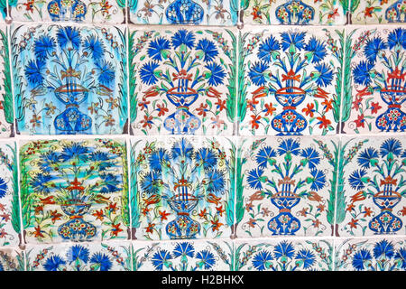 Alte handgemachte türkisch - osmanischen Fliesen im Topkapi Palast, Istanbul, Türkei Stockfoto