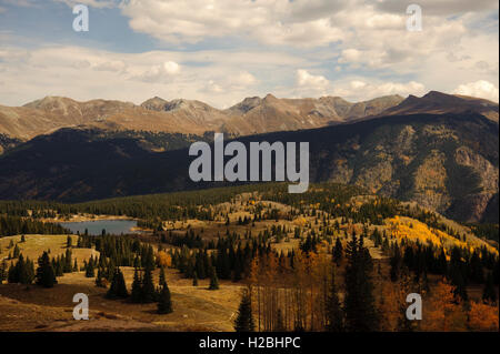 Molas Pass Colorado, Schnee gepudert zeigen einem See in den Vordergrund und hohen San Juan Mountains im Hintergrund. Stockfoto