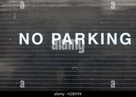 "Kein Parkplatz" gemalt auf einem Roller Shutter Garagentor Stockfoto