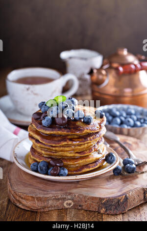 Kürbis Pfannkuchen mit Heidelbeeren Stockfoto