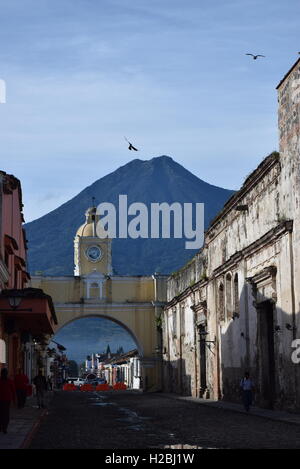 Santa Catalina Arch, Calle del Arco, Vulkan Agua, Antigua, Guatemala, Mittelamerika, UNESCO-Welterbe Stockfoto