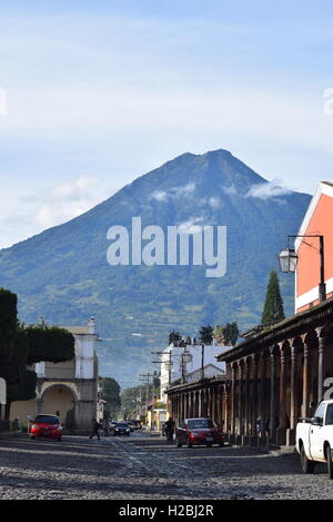 Blick auf Vulkan Wasser / Volcan de Agua vom Central park in Antigua, Guatemala, Mittelamerika Stockfoto