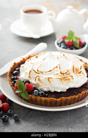 Berry-Tarte mit Baiser Stockfoto