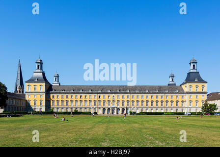 Kurfürstliches Schloss (kurfürstlichen Palast), jetzt die wichtigsten Universitätsgebäude, entnommen aus der Hofgartern, Bonn, Deutschland Stockfoto