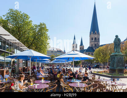 Bonn, Deutschland. Cafe vor Bonn Minster (Bonner Münster) in der Stadtzentrum, Münsterplatz, Bonn, Deutschland Stockfoto