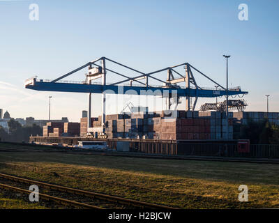Ein Frachter in Düsseldorf-Container-Hafen wird geladen Stockfoto