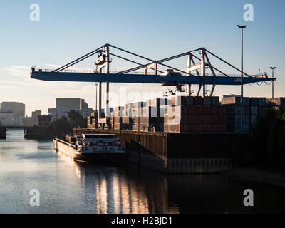 Ein Frachter in Düsseldorf-Container-Hafen wird geladen Stockfoto