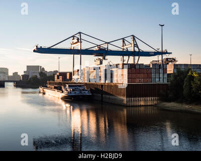 Ein Frachter in Düsseldorf-Container-Hafen wird geladen Stockfoto