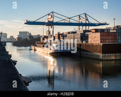 Ein Frachter in Düsseldorf-Container-Hafen wird geladen Stockfoto