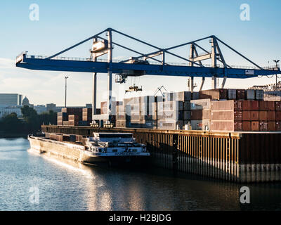 Ein Frachter in Düsseldorf-Container-Hafen wird geladen Stockfoto