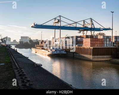 Ein Frachter in Düsseldorf-Container-Hafen wird geladen Stockfoto