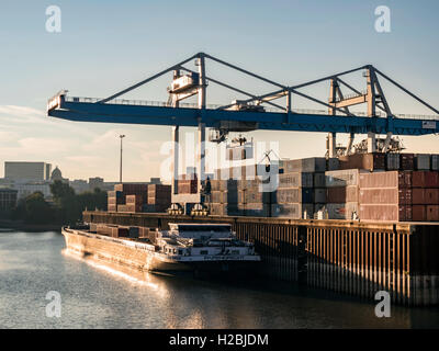 Ein Frachter in Düsseldorf-Container-Hafen wird geladen Stockfoto