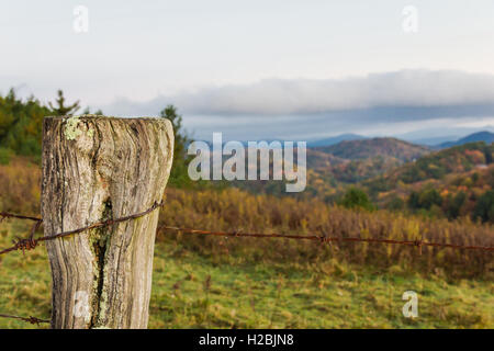 Stacheldrahtzaun auf den Blue Ridge Parkway in North Carolina. Stockfoto