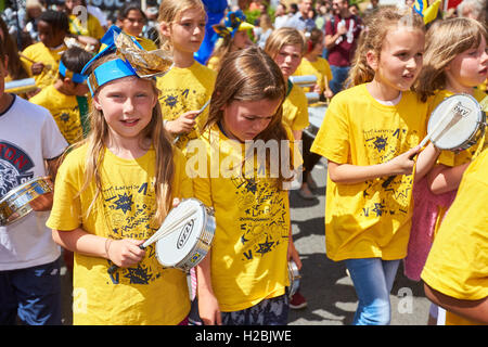 Feiern beim Karneval 2016 Cowley Road in Oxford Stockfoto