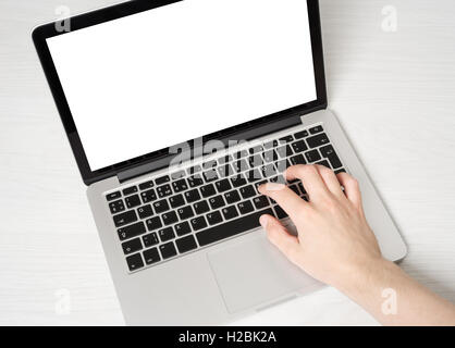Mannhände arbeiten auf dem Laptop, isoliert Stockfoto