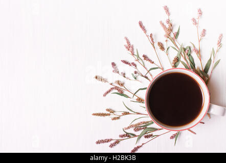 Tasse Kaffee mit rosa Blumen auf weißem Hintergrund, Ansicht von oben, einstellen guten Morgen Stockfoto