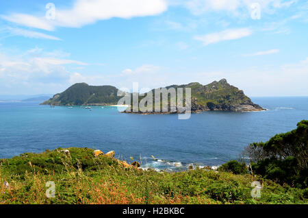 Gesamtansicht der Insel San Martiño, eine kleine Insel der Inselgruppe Cies, von Faro Island (Galicien, Spanien). Stockfoto