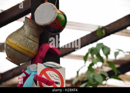 Traditionellen guatemaltekischen Objekte hängen die Spalte eines Restaurants, Antigua, Guatemala Stockfoto