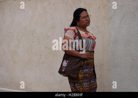 Nachdenklich indigene Frau zu Fuß auf einer Straße in Antigua, Guatemala Stockfoto