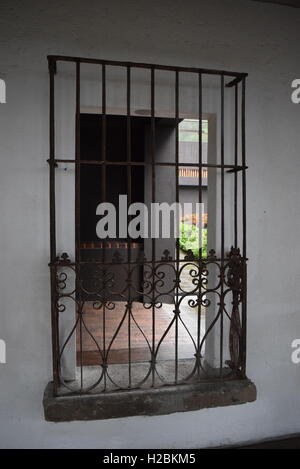 Schwarzes Fenster des weißen Hauses in Antigua, Guatemala Stockfoto