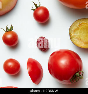 Set mit Obst, Beeren und Gemüse auf weißem Hintergrund. Stockfoto