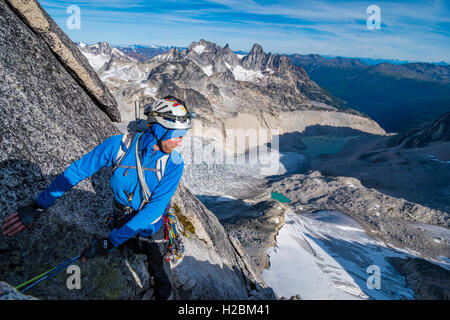 Brandon Prinz auf dem NE Grat auf Bugaboo Spire in der Bugaboo Provincial Park Stockfoto