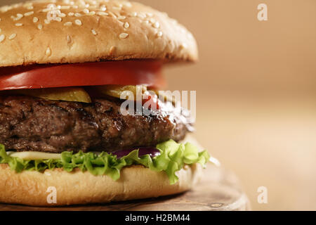 Closeup frische hausgemachte Burger mit Marmor Rindfleisch, Käse und Gemüse auf Oliven Brett Stockfoto