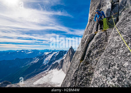 Brandon Prinz auf dem NE Grat auf Bugaboo Spire in der Bugaboo Provincial Park Stockfoto