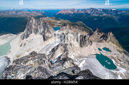 Brandon Prinz auf dem NE Grat auf Bugaboo Spire in der Bugaboo Provincial Park Stockfoto