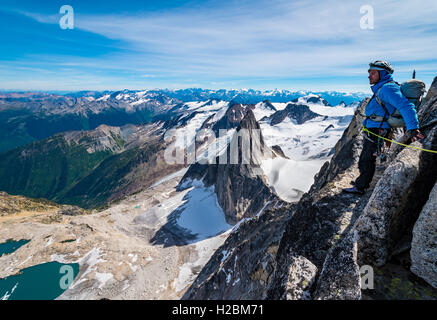 Brandon Prinz auf dem NE Grat auf Bugaboo Spire in der Bugaboo Provincial Park Stockfoto