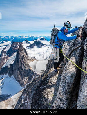 Brandon Prinz auf dem NE Grat auf Bugaboo Spire in der Bugaboo Provincial Park Stockfoto