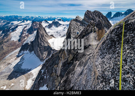 Brandon Prinz auf dem NE Grat auf Bugaboo Spire in der Bugaboo Provincial Park Stockfoto