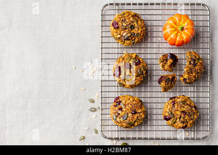 Hafer-Cookies mit Preiselbeeren und Ahorn Glasur auf einem Gestell Colling. Kopieren Sie Raum. Ansicht von oben Stockfoto