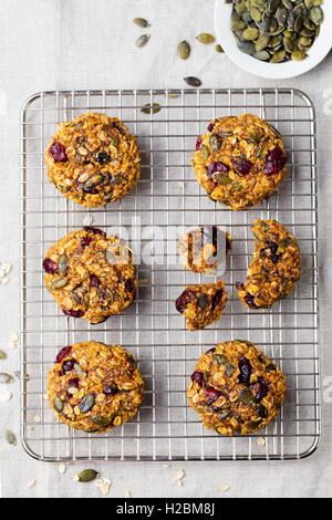 Hafer-Cookies mit Preiselbeeren und Ahorn Glasur auf einem Gestell Colling. Kopieren Sie Raum. Ansicht von oben Stockfoto