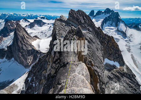 Brandon Prinz auf dem NE Grat auf Bugaboo Spire in der Bugaboo Provincial Park Stockfoto