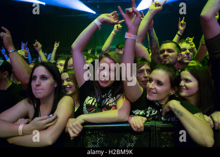 Junge Fans im allgemeinen Zulassung Bestuhlung warten, dann jubeln und tanzen wie ihre Lieblingsband auf die Bühne bringt. Mark Spowart/Wide Stockfoto