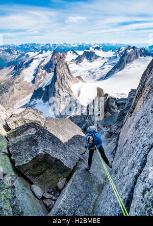 Brandon Prinz auf dem NE Grat auf Bugaboo Spire in der Bugaboo Provincial Park Stockfoto