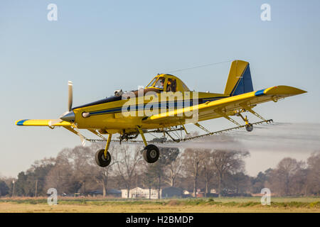Eine Antenne Sprühflugzeug sprüht ein Feld im ländlichen Eunice, Louisiana. Stockfoto