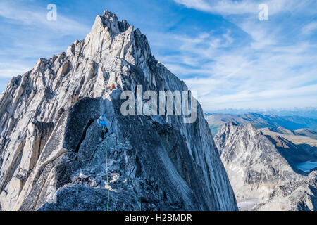 Brandon Prinz auf dem NE Grat auf Bugaboo Spire in der Bugaboo Provincial Park Stockfoto