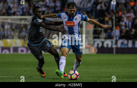 Victor Sanchez (Espanyol) kämpfen mit Sisto (Celta). Spanische Liga-match zwischen RCD Espanyol Vs Celta de Vigo in Cornella el Stockfoto