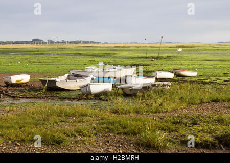 Bild von zahlreichen Booten gestrandet im Schlamm bei Ebbe auf dem Nore Rithe Emsworth Hampshire Uk Stockfoto