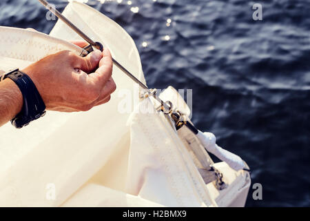 Vorbereitung vor dem Anheben Staysail segelt. Stockfoto