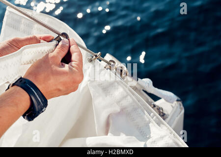 Vorbereitung vor dem Anheben Staysail segelt. Stockfoto